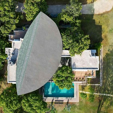 The Leaf By Stayvista - An Enchanting Escape Offering A Pool, Terrace, Lush Lawn, Contemporary Interiors, And Indoor Games Alībāg Zewnętrze zdjęcie