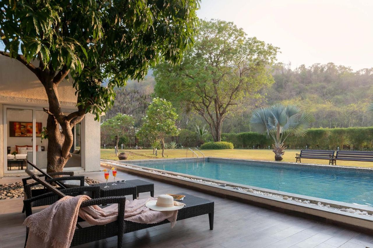 The Leaf By Stayvista - An Enchanting Escape Offering A Pool, Terrace, Lush Lawn, Contemporary Interiors, And Indoor Games Alībāg Zewnętrze zdjęcie